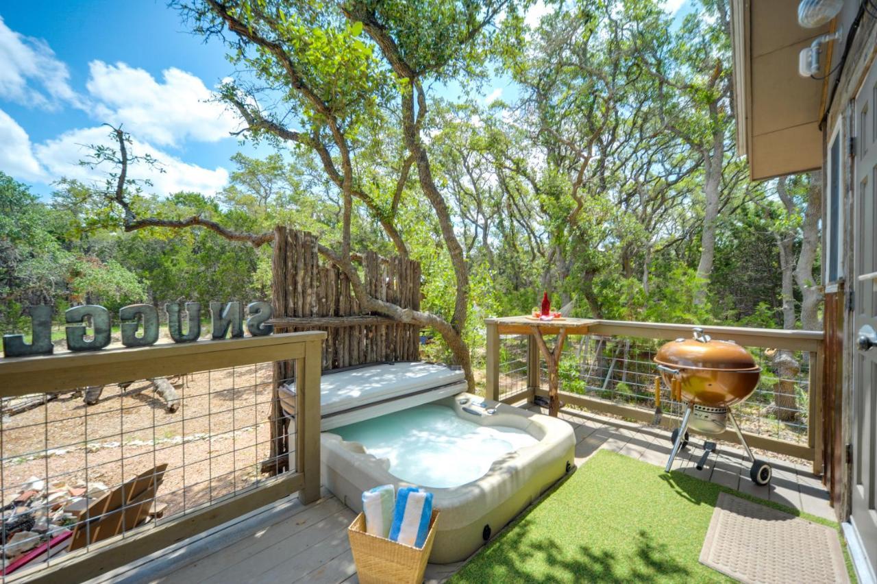 Snuggle Inn Wimberley Cabin With Fire Pit And Deck المظهر الخارجي الصورة