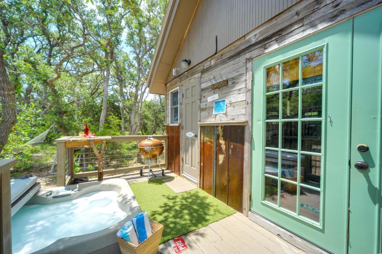 Snuggle Inn Wimberley Cabin With Fire Pit And Deck المظهر الخارجي الصورة