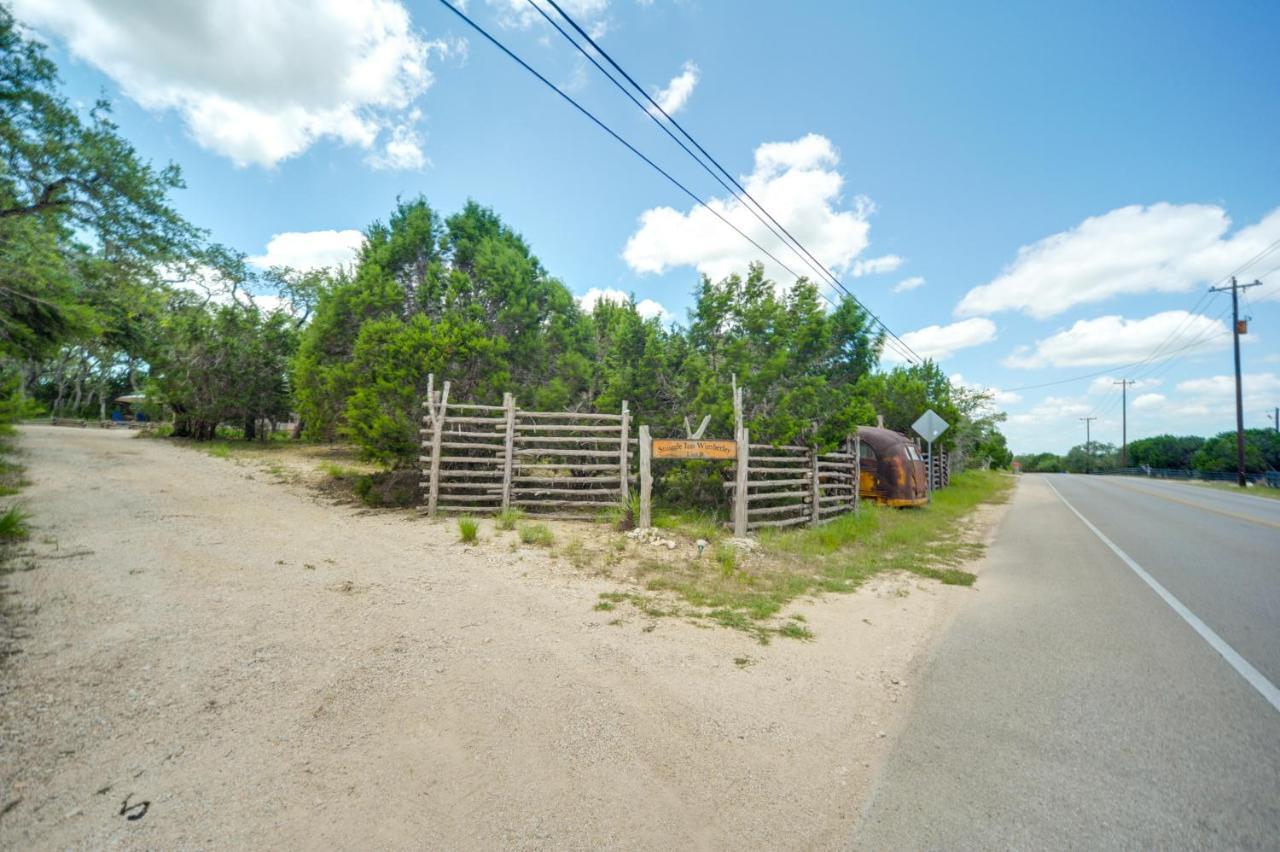 Snuggle Inn Wimberley Cabin With Fire Pit And Deck المظهر الخارجي الصورة
