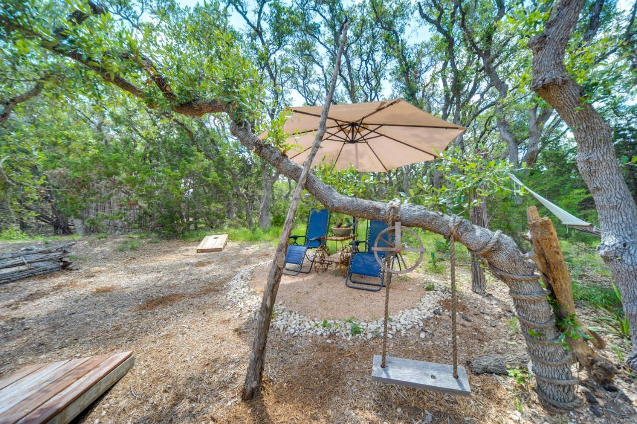 Snuggle Inn Wimberley Cabin With Fire Pit And Deck المظهر الخارجي الصورة