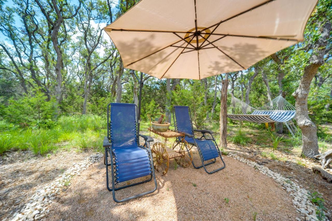 Snuggle Inn Wimberley Cabin With Fire Pit And Deck المظهر الخارجي الصورة