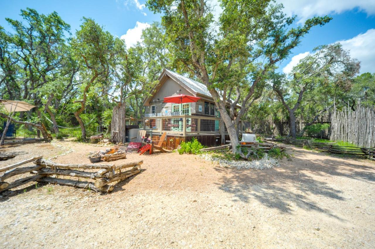 Snuggle Inn Wimberley Cabin With Fire Pit And Deck المظهر الخارجي الصورة