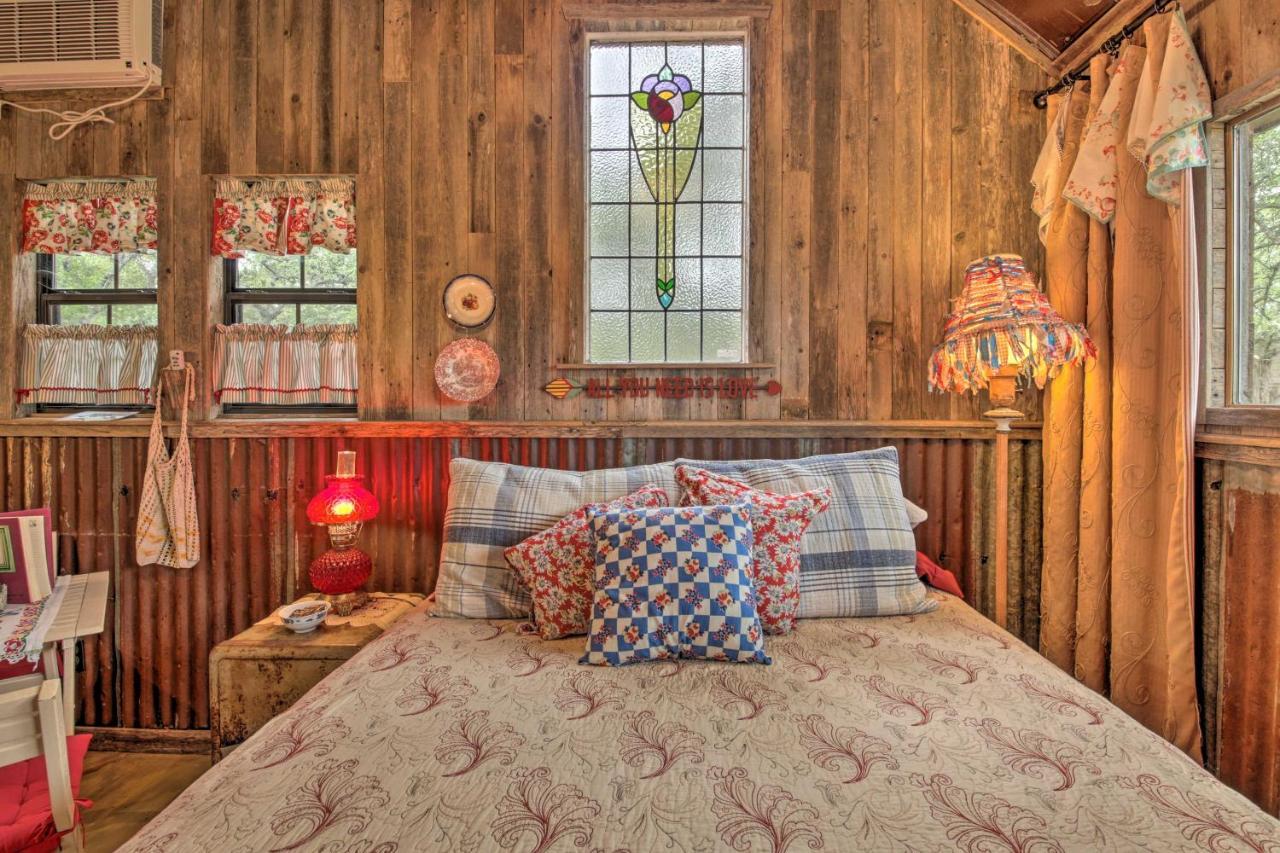 Snuggle Inn Wimberley Cabin With Fire Pit And Deck المظهر الخارجي الصورة