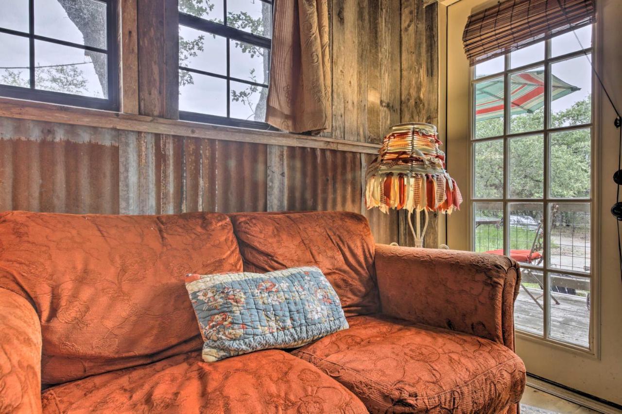 Snuggle Inn Wimberley Cabin With Fire Pit And Deck المظهر الخارجي الصورة