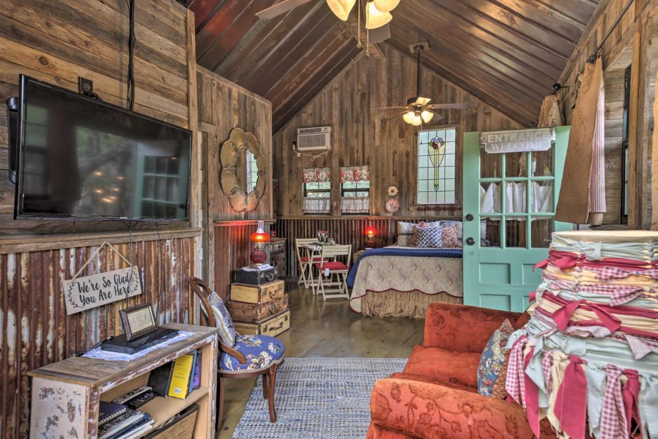 Snuggle Inn Wimberley Cabin With Fire Pit And Deck المظهر الخارجي الصورة