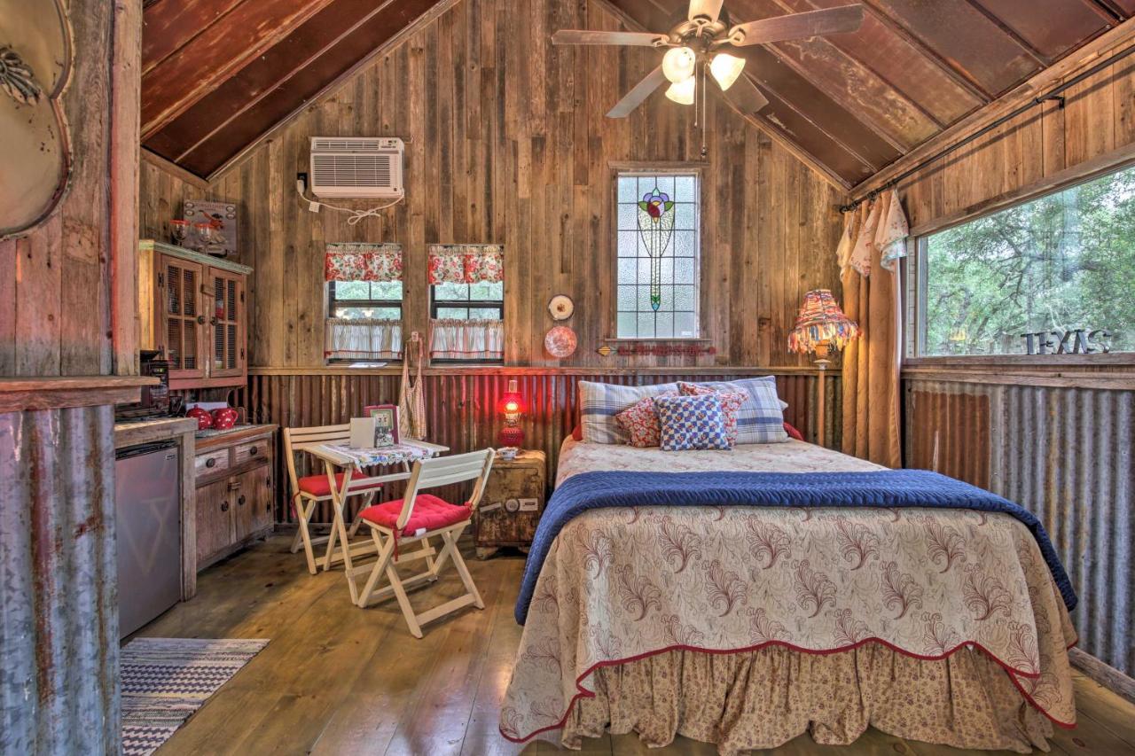 Snuggle Inn Wimberley Cabin With Fire Pit And Deck المظهر الخارجي الصورة