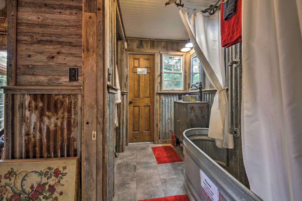 Snuggle Inn Wimberley Cabin With Fire Pit And Deck المظهر الخارجي الصورة