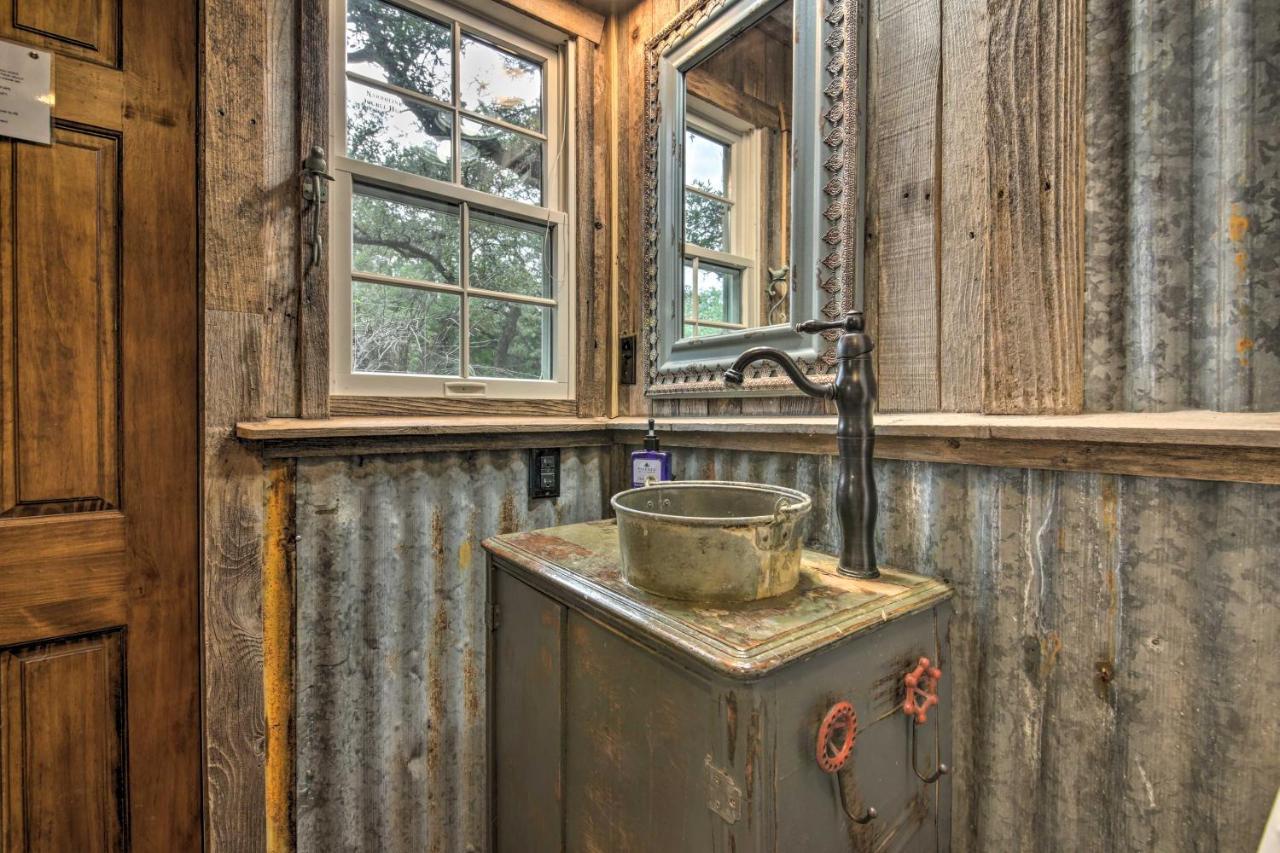 Snuggle Inn Wimberley Cabin With Fire Pit And Deck المظهر الخارجي الصورة
